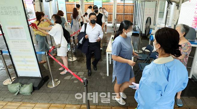 코로나19 누적 확진자 수가 2000만명을 넘어선 3일 서울 용산구보건소에 마련된 선별검사소를 찾은 시민들이 검사를 받기 위해 대기하고 있다. (사진=이데일리 DB)