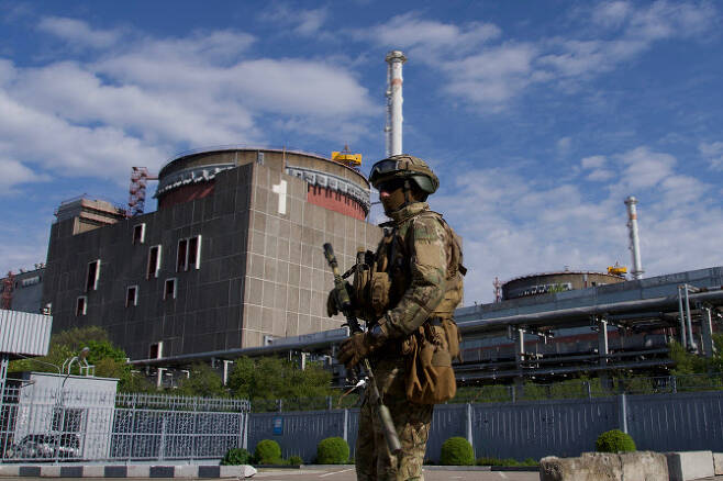 우크라이나 남부 자포리자 원자력발전소를 감시하고 있는 러시아군 병사. (사진=AFP)