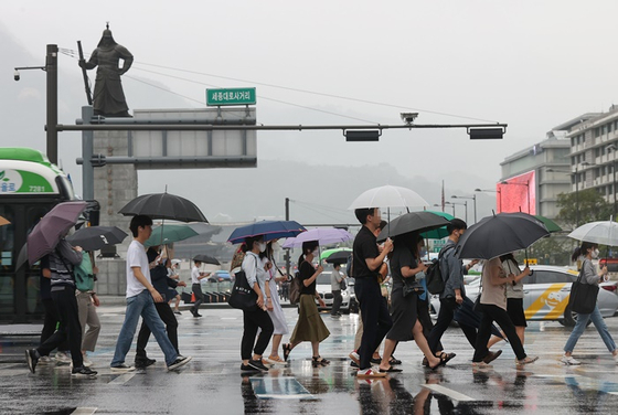 지난 11일 오전 서울 광화문네거리에서 우산을 쓴 시민들. 〈사진-연합뉴스〉