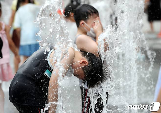 광복절 연휴인 14일 오후 서울 광화문광장을 찾은 어린이들이 물놀이를 하며 더위를 식히고 있다. 2022.8.14/뉴스1 ⓒ News1 박지혜 기자
