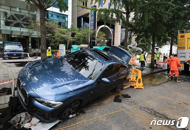 10일 오전 서울 서초구 진흥아파트 사거리 일대에 침수된 차량이 방치된 채 세워져 있다. 2022.8.10/뉴스1 ⓒ News1 구윤성 기자