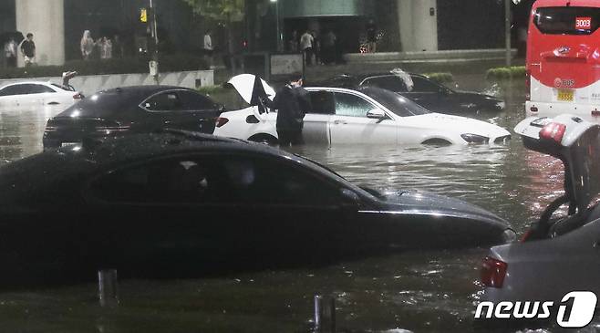 8일 서울 서초구 진흥아파트 인근 도로가 침수돼 차량이 물에 잠겨 있다. 2022.8.8/뉴스1 ⓒ News1 송원영 기자