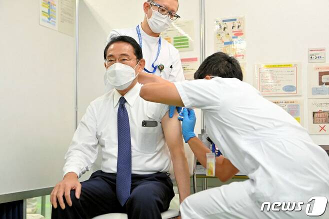 기시다 후미오 일본 총리가 12일 일본 도쿄에서 코로나19 백신 4차 접종을 받았다. 22.08.12 ⓒ AFP=뉴스1 ⓒ News1 김예슬 기자