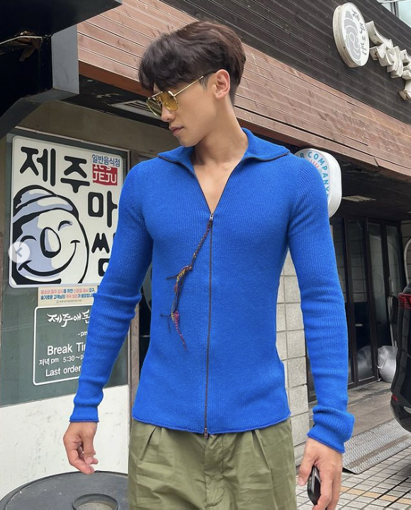 Singer Rain attracted attention with her slim figure.On the 15th, Rain posted a picture on his instagram saying, Season 3 of the season season.The photo shows Rain starting a new season for the personal YouTube channel.Rain gave his tinted sunglasses a blue knit point and showed off his line in a costume that revealed his whole body.Meanwhile, Rain married actor Kim Tae-hee in 2017 and has two daughters.