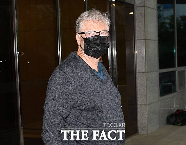 마이크로소프트(MS) 창업자인 빌 게이츠 '빌 앤 멜린다 게이츠 재단' 공동이사장이 15일 오후 서울김포비즈니스항공센터(SGBAC)를 통해 입국하고 있다. /이동률 기자