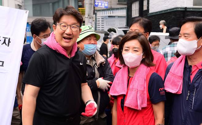 권성동 국민의힘 원내대표(왼쪽)와 나경원 전 의원이 11일 폭우 피해를 입은 서울 동작구 사당2동 주민센터 앞에서 수해 복구 자원봉사에 앞서 이야기를 나누고 있다. /뉴스1