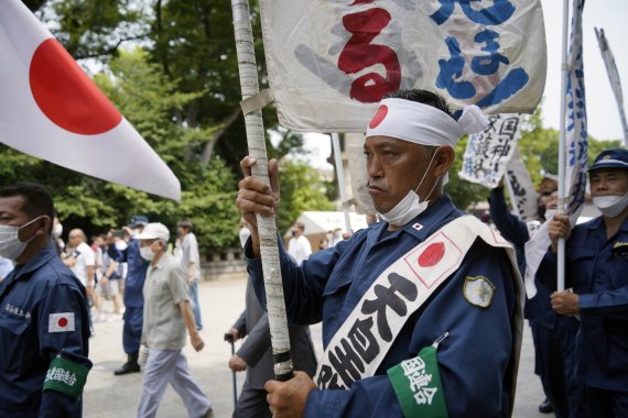 일본 패전 77주년인 15일 일본 도쿄 야스쿠니신사에서 일본의 극우단체 회원들이 일제 침략기 군국주의를 상징하는 퍼포먼스를 하고 있다. EPA연합뉴스