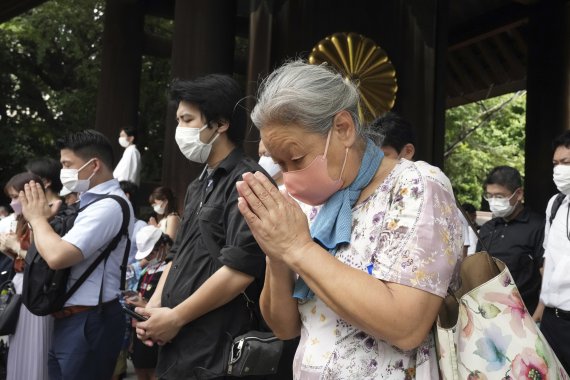 일본의 패전일인 15일 일본 도쿄 야스쿠니 신사를 찾은 사람들이 기도를 올리고 있다. AP뉴시스