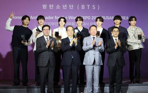 한덕수 국무총리(앞줄 왼쪽 두번째)와 최태원 대한상의 회장(앞줄 왼쪽 세번째)은 '2030년 부산세계박람회 유치'를 위해 지난 6월 21일(현지시간) 제170차 국제박람회기구(BIE) 총회가 열리는 프랑스 파리 팔레 데 콩그레에서 지지를 호소했다. 지난 7월 19일 서울 용산구 하이브엔터테인먼트에서 열린 방탄소년단 2030 부산세계박람회 홍보대사 위촉식에서 박형준 부산시장, 한 총리, 최 회장 등이 방탄소년단과 기념촬영을 하고 있다. 연합뉴스