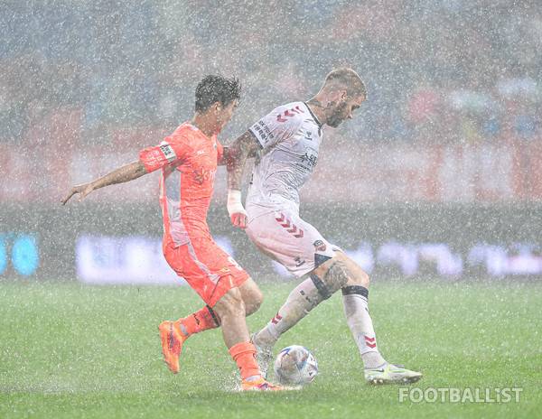 황문기(왼쪽, 강원FC), 라스(오른쪽, 수원FC). 서형권 기자