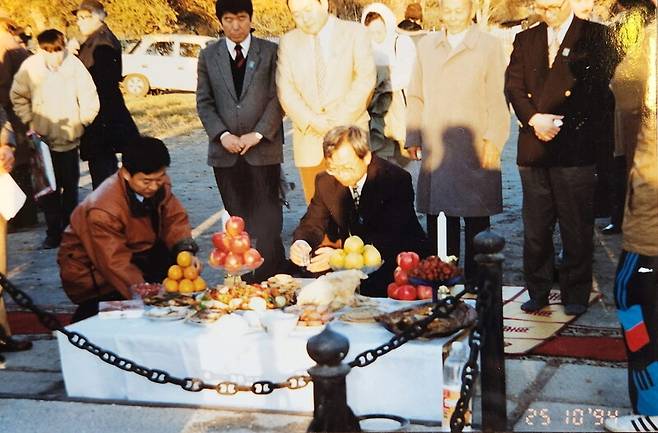 1994년 10월25일 카자흐스탄 크즐오르다에 있는 홍범도 장군 묘역에서 김창근 대사 등 한국대사관 관계자들이 홍 장군 제사를 지내는 모습. 장원창씨 제공