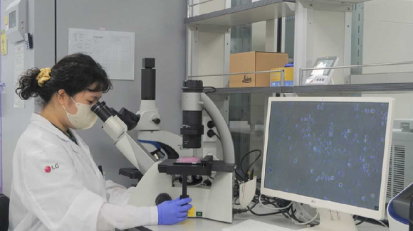 LG전자 연구원이 현미경을 이용해 항바이러스 성능을 평가하고 있다. [사진=LG전자]
