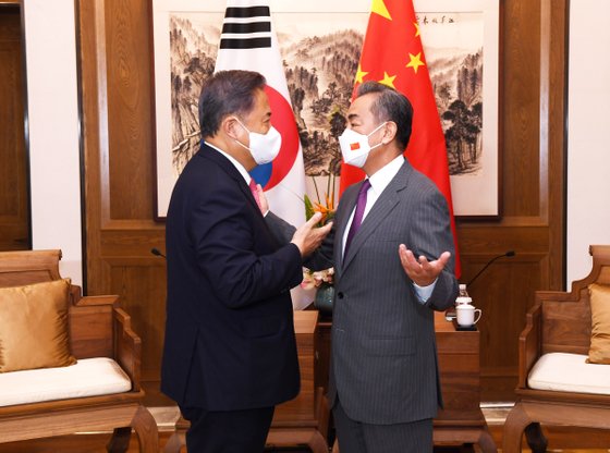 박진 외교부 장관(왼쪽)과 왕이 중국 국무위원 겸 외교부장은 지난 9일 중국 산둥성에서 만나 회담을 가졌다. [중국 외교부 홈페이지 캡처]
