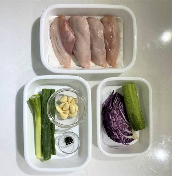 초계국수의 주재료인 닭가슴살과 고명용 채소. 사진 이정웅