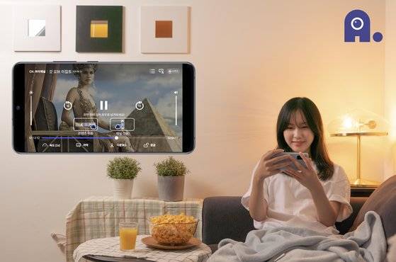 SK텔레콤이 인공지능(AI) 서비스 'A. (에이닷)'을 이용하는 SKT 모델. 사진 SK텔레콤