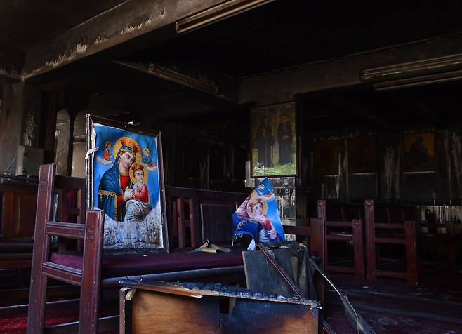 14일(현지시간) 이집트 카이로 임바바에 있는 교회에서 화재가 발생해 41명이 숨졌다. 화재 현장에서 불에 탄 가구와 종교화가 있다. AP=연합뉴스