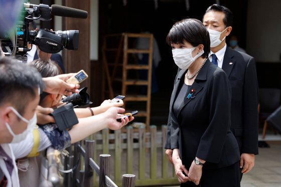 다카이치 사나에 일본 경제안전보장 담당상이 15일 오전 야스쿠니신사를 참배하고 기자들의 질문에 답하고 있다. 로이터=연합뉴스