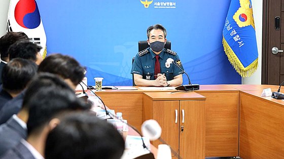 윤희근 신임 경찰청장이 지난 10일 강남경찰서를 찾아 직원들을 격려하고 있다. 연합뉴스