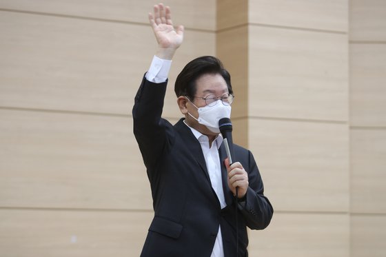 이재명 더불어민주당 당 대표 후보가 15일 순천대학교 산학협력관에서 열린 토크콘서트가 참석해 발언하고 있다. 연합뉴스