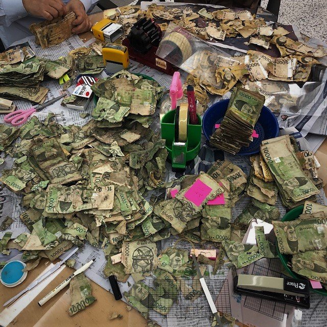 습기로 인해 훼손된 1만원권과 5만원권 지폐들이 널부러져있다. 사진 한국은행