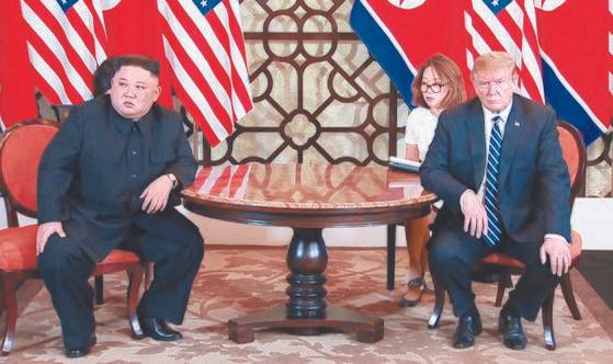 도널드 트럼프(오른쪽) 전 미국 대통령과 김정은(왼쪽) 북한 국무위원장이 2019년 2월 베트남 하노이의 소피텔 레전드 메트로폴 호텔에서 회담 도중 심각한 표정을 하고 있다. 연합뉴스