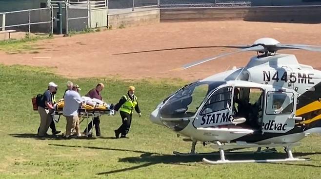 미국 뉴욕주 셔터쿼 연구소에서 흉기 공격을 당해 중상을 입은 살만 루슈디가 12일(현지시간) 응급 치료를 위해 구조 헬기에 옮겨지고 있다. AFP연합뉴스