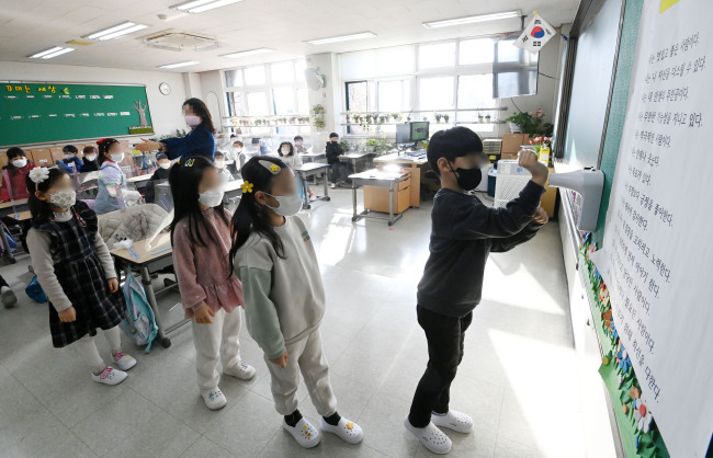 서울의 한 초등학교에서 지난 3월 2일 개학을 맞아 등교한 학생들이 체온을 측정하고 있다. 사진공동취재단