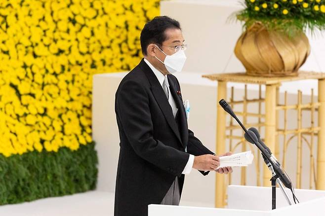 기시다 후미오 일본 총리가 15일 도쿄 부도칸에서 열린 전몰자 추도식에서 발언하고 있다. AFP연합뉴스