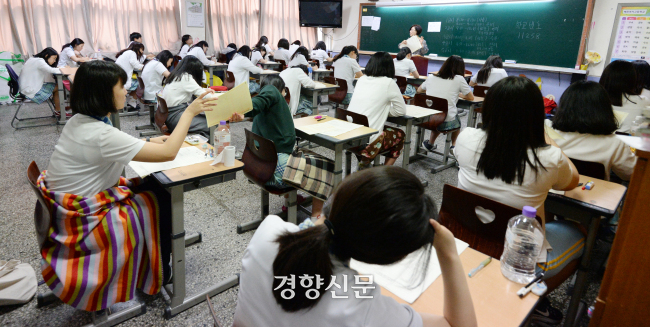 서울의 한 고등학교에서 국가수준 학업성취도평가를 치르는 학생들이 문제지를 뒤로 넘기고 있다. 서성일 기자