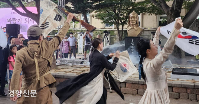 홍범도 장군의 흉상 제막식이 열린 광주 광산구 월곡동 고려인마을에서 15일 주민들이 ‘광복군 아리랑’ 노래에 맞춰 춤을 추고 있다. 고귀한 기자