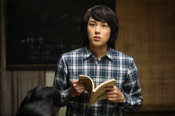 In the film “The Attorney” (2013), Yim portrays Park Jin-woo, a high school student who was wrongfully tortured under the Chun Doo-hwan regime. [NEW]