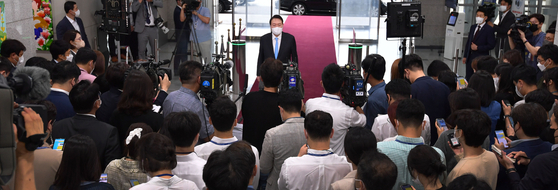 President Yoon Suk-yeol is surrounded by reporters in his first “doorstepping” session back from summer vacation at the Yongsan presidential office in central Seoul on Aug. 8. [NEWS1]