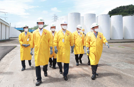 Park Il-jun, center, the second vice minister of trade, industry and energy, visits a dry cask storage facility for high-level nuclear waste at Wolsung nuclear reactor in Gyeongju, North Gyeongsang, on Aug. 1. [YONHAP]