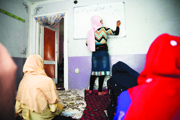 탈레반 재집권 후 교육 기회를 박탈당한 아프가니스탄 여성들이 지난 6월 비밀학교에서 수업을 듣고 있다. AFP연합뉴스