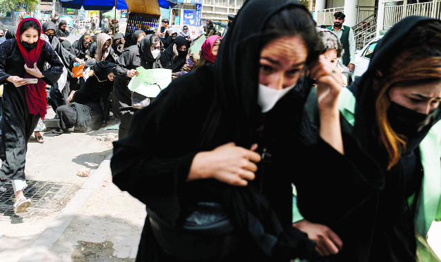 탈레반이 아프가니스탄 정권을 잡자 아프간 인구 90%는 식량 위기를 겪고, 여성 권리는 완전히 사라졌다. 13일(현지시간) 아프간 수도 카불에서 열린 여성 인권 시위에 탈레반 대원이 공중에 총을 발사하자 시위대가 혼비백산하며 해산하고 있다. AFP연합뉴스