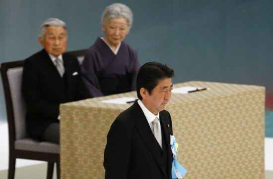 나루히토 일왕의 선왕 아키히토(왼쪽)가 재위 시절인 2017년 8월 15일 도쿄 무도관에서 열린 제72주기 패전일 전몰자 추도식에서 단상에 오른 당시 총리 아베 신조를 바라보고 있다. AP뉴시스