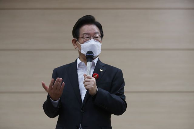 이재명 더불어민주당 당대표 후보가 15일 전남 순천대학교 산학협력관에서 열린 토크콘서트에서 발언하고 있다. 연합뉴스