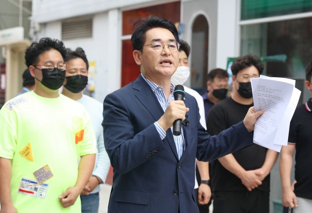 박용진 더불어민주당 당대표 후보가 15일 광주 동구 카페거리를 찾아 지지를 호소하고 있다. 연합뉴스