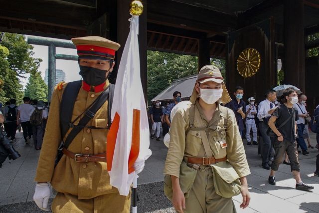 일본 청년들이 15일 수도 도쿄 야스쿠니신사에서 제국주의 시절 황군 장교·사병 복장을 입고 입장하고 있다. AFP연합뉴스