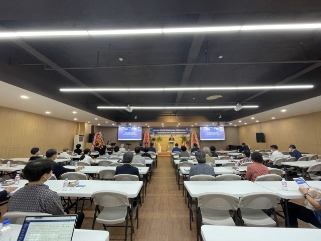 KWMF는 14일 경기도 안양 새중앙교회에서 대표회장 이‧취임식과 한국사무실 오픈예배를 드렸다.
