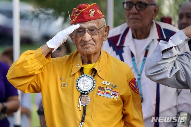 [AP/뉴시스] 2차대전 나바호 암호부대 생존자인 토머스 비게이 (98) 당시 통신병이 14일(현지시간)피닉스시에서 열린 '나바호 암호부대의 날' 행사에서 인사하고 있다.