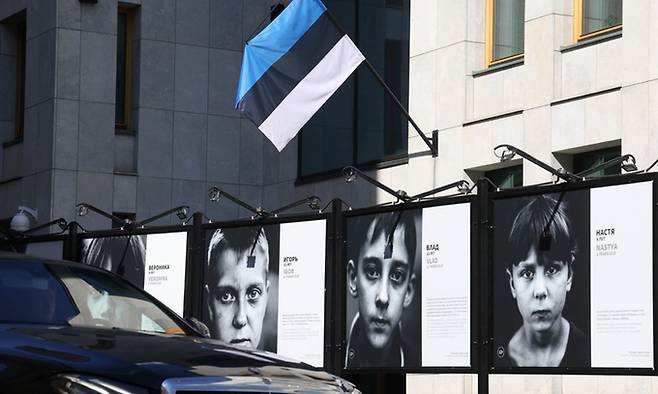 지난 11일 러시아 모스크바에 위치한 에스토니아 대사관 앞에서 '돈바스의 아이들'이라는 제목의 거리 사진전이 열리고 있는 모습. 에스토니아는 러시아인 대상 관광비자 발급을 중단했다. 모스크바=타스연합뉴스