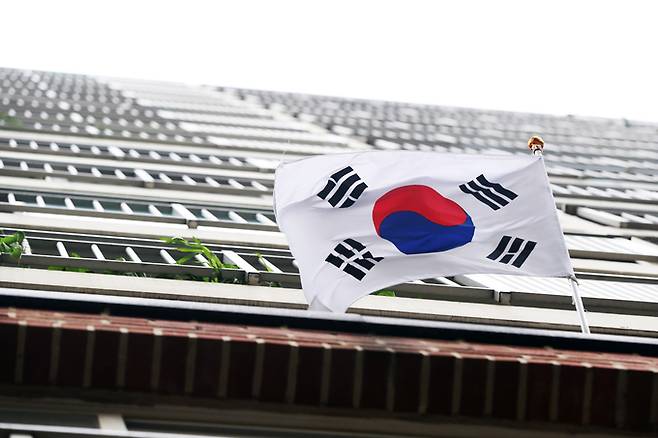 제77주년 광복절인 15일 오후 서울 시내 한 아파트단지에 태극기가 홀로 게양돼 있다. 뉴스1
