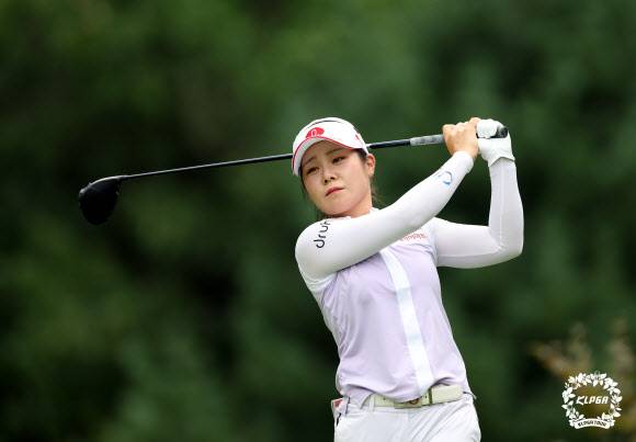 이소영이 14일 경기 포천 대유몽베르CC에서 열린 ‘대유위니아·MBN 여자오픈’ 최종 라운드 2번 홀에서 티샷을 하고 있다.KLPGA 제공