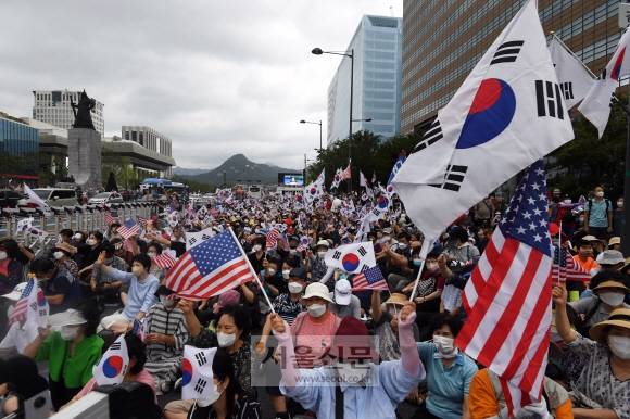 15일 서울 종로구 세종대로에서 열린 8.15 자유통일 일천만 국민대회에 참석한 시민들이 태극기과 성조기를 흔들고 있다. 2022.8.15 박윤슬 기자