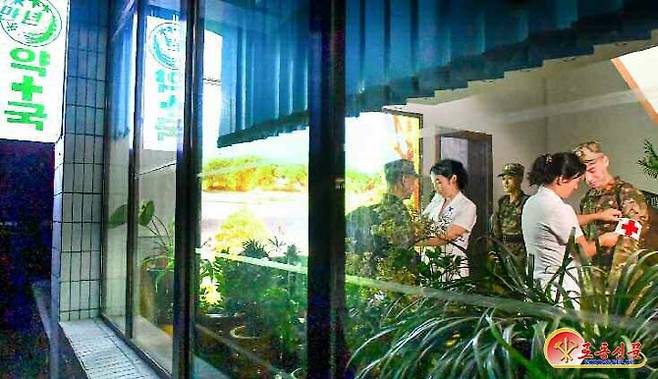 평양의 비상방역 작업에 투입됐던 북한 인민군들이 16일 임무를 마치고 귀대하고 있다.. (사진=노동신문)
