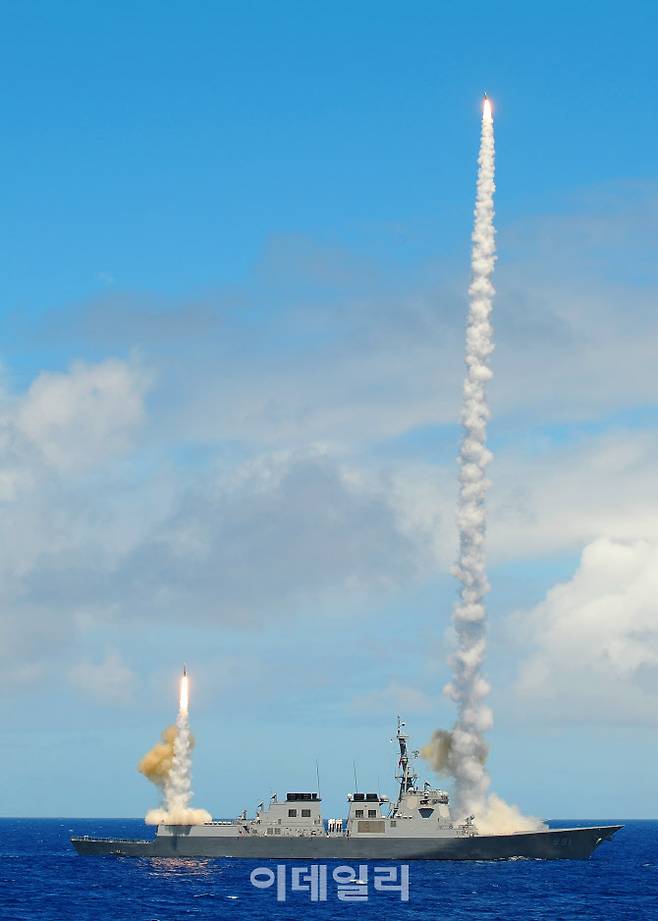 우리 해군의 이지스구축함인 세종대왕함이 SM-2 미사일을 시험발사하고 있다. (사진=해군)