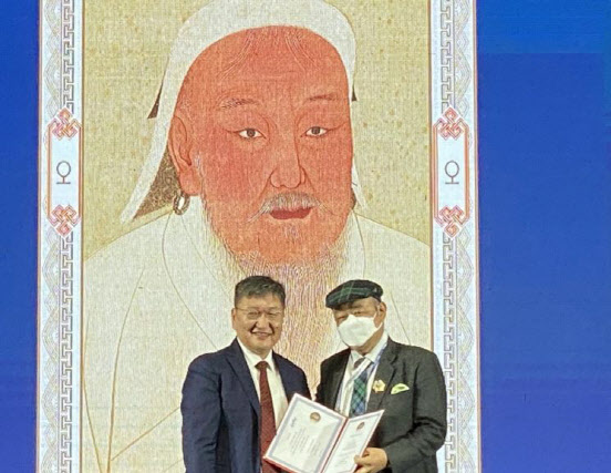 윤형원 국립부여박물관 관장(오른쪽)이 지난 6일 몽골 정부로부터 ‘북극성 훈장’을 받은 후 기념촬영을 하고 있다(사진=국립부여박물관).