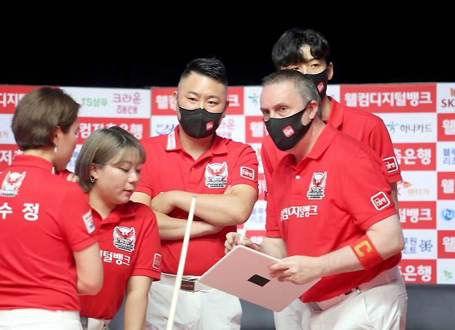 경기 중 작전회의를 하고 있는 웰컴저축은행, PBA