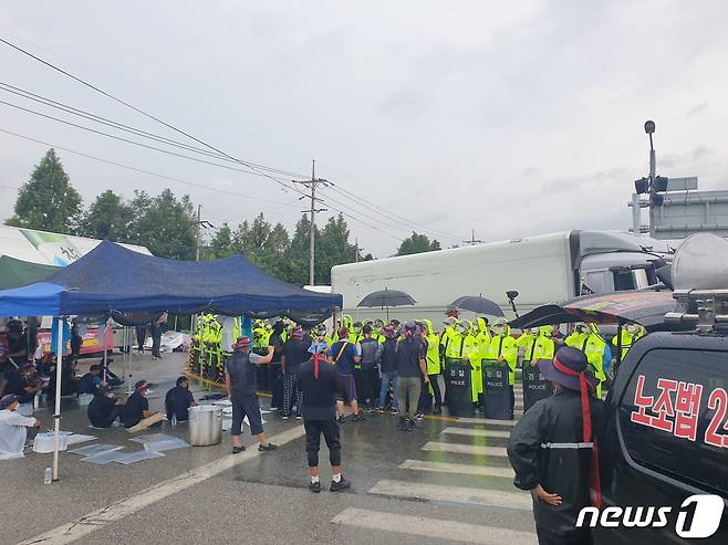 8일 오전 강원도 홍천 하이트진로 강원공장에서 맥주를 실은 물류차량들이 경찰이 확보한 진출입로를 통해 인근 물류센터로 이동하고 있다. 2022.8.8/뉴스1 ⓒ News1 이종재 기자